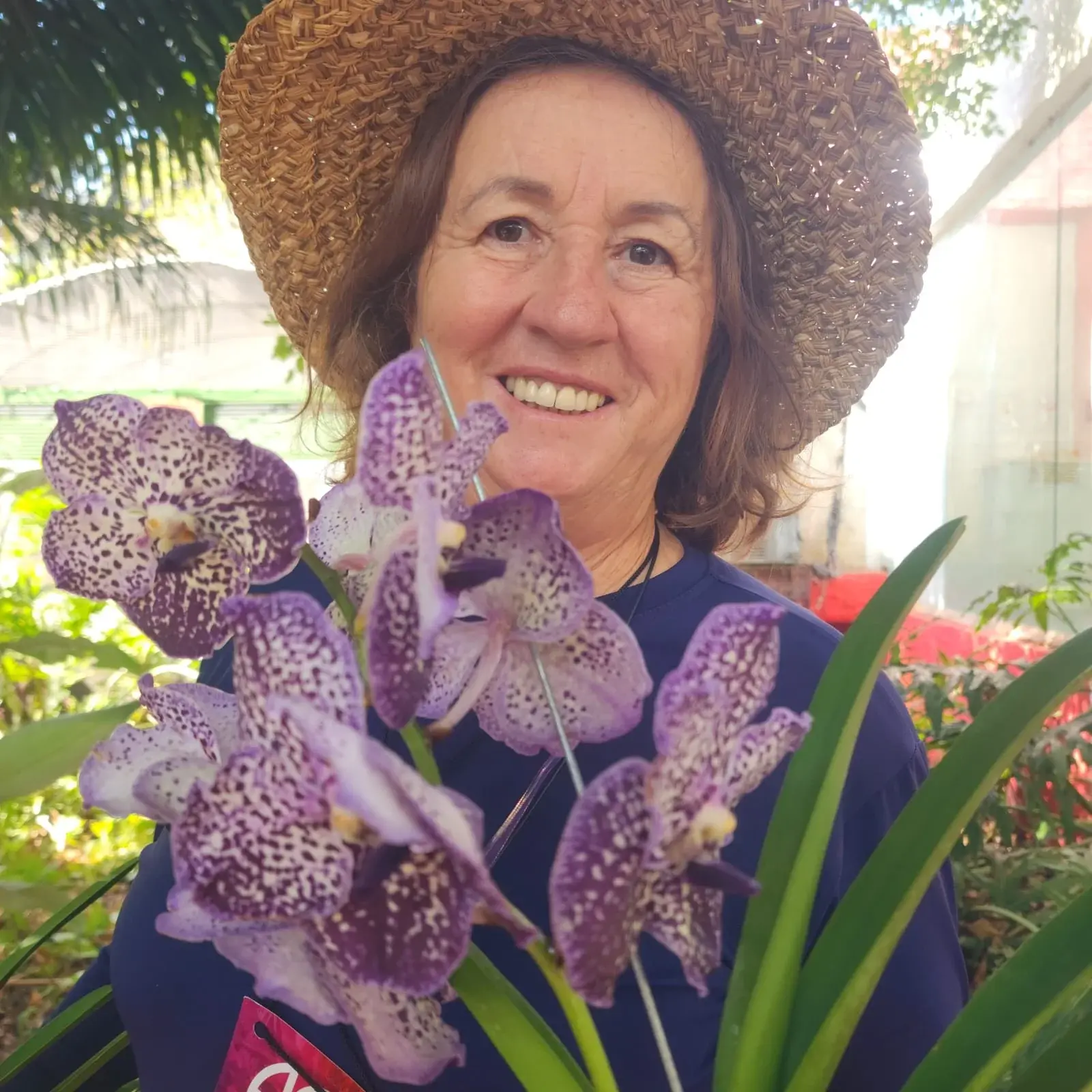 Helena M., 58 com sua orquídea