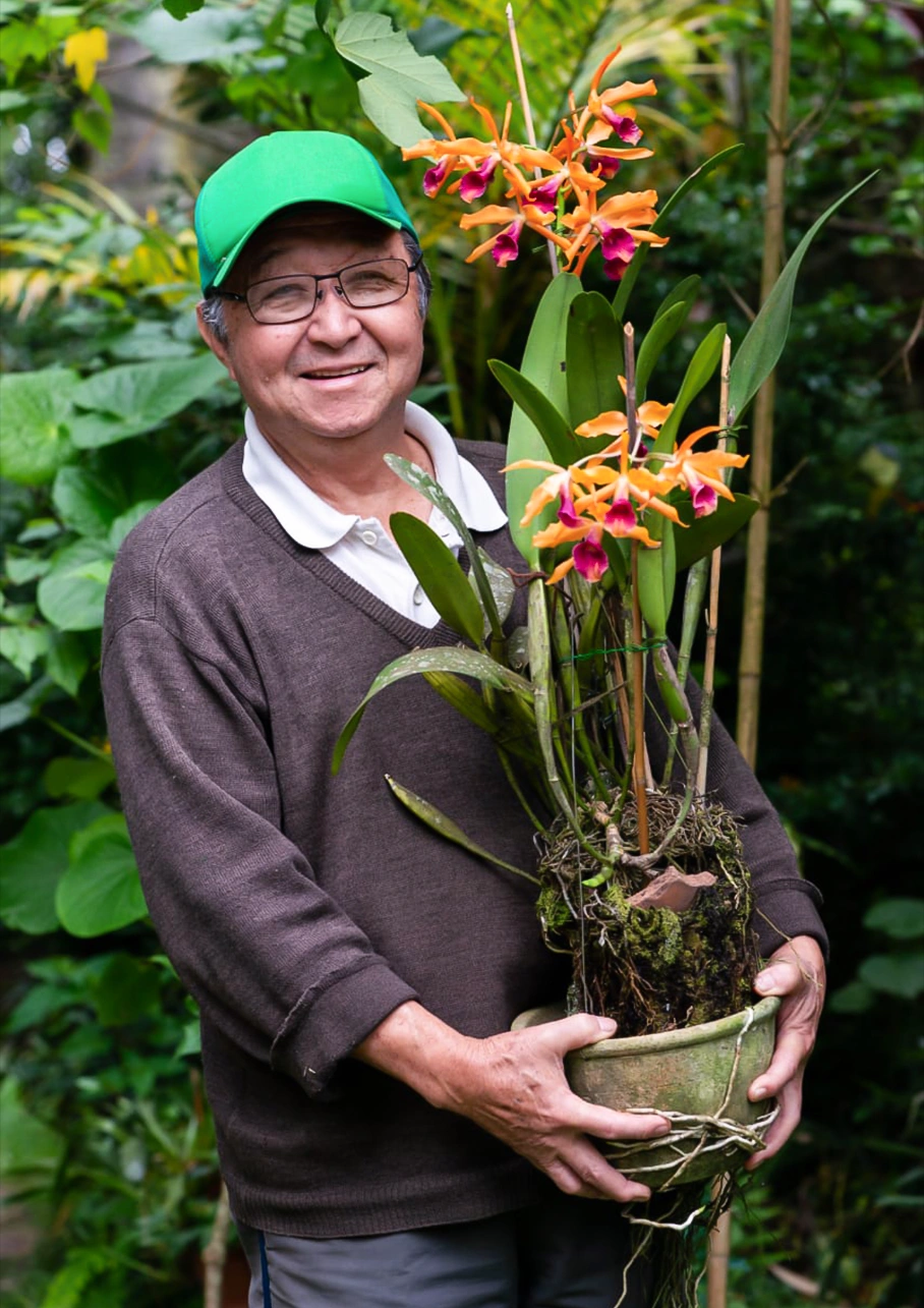 José A., 67 com sua orquídea