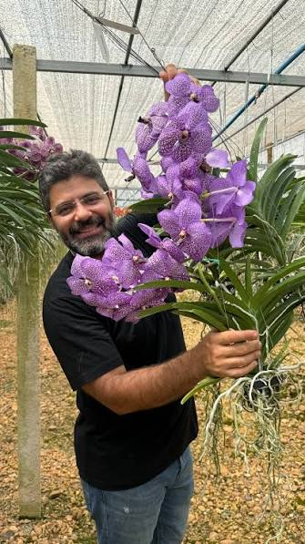 Carlos R., 46 com sua orquídea